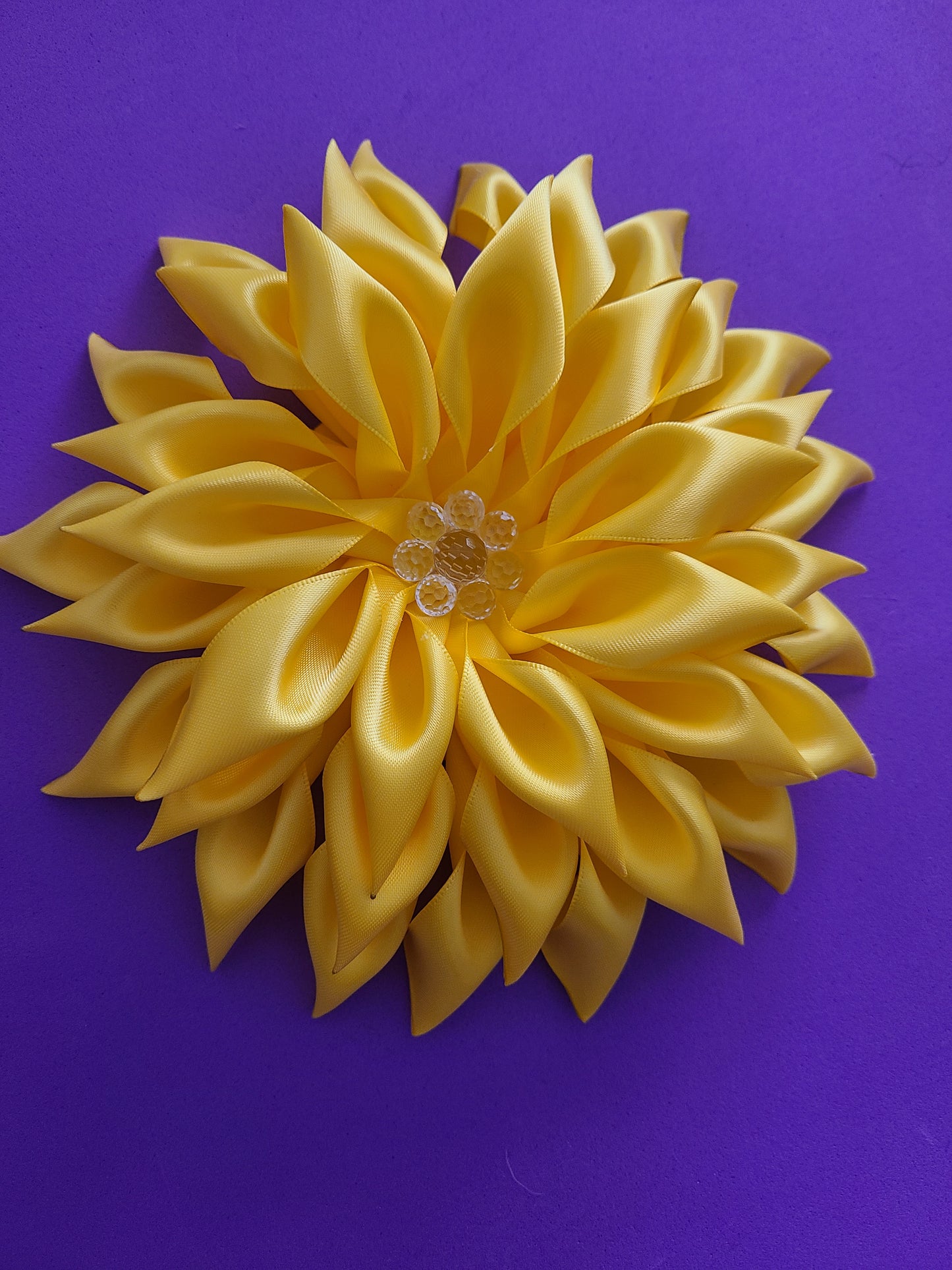 Ribbon brooch