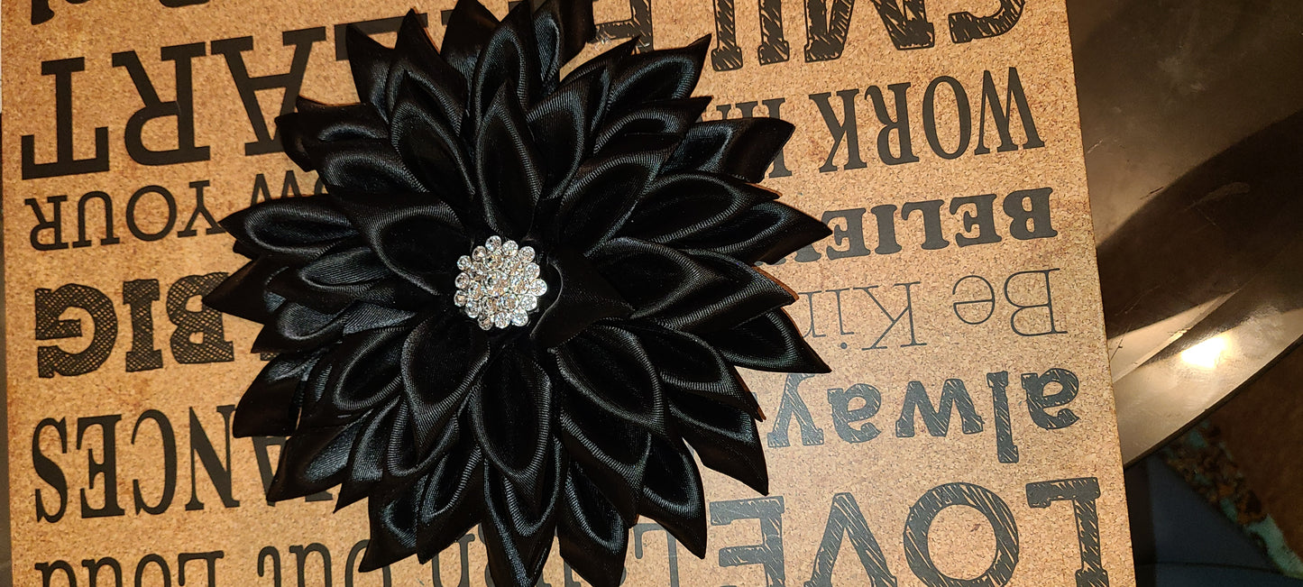 Ribbon brooch